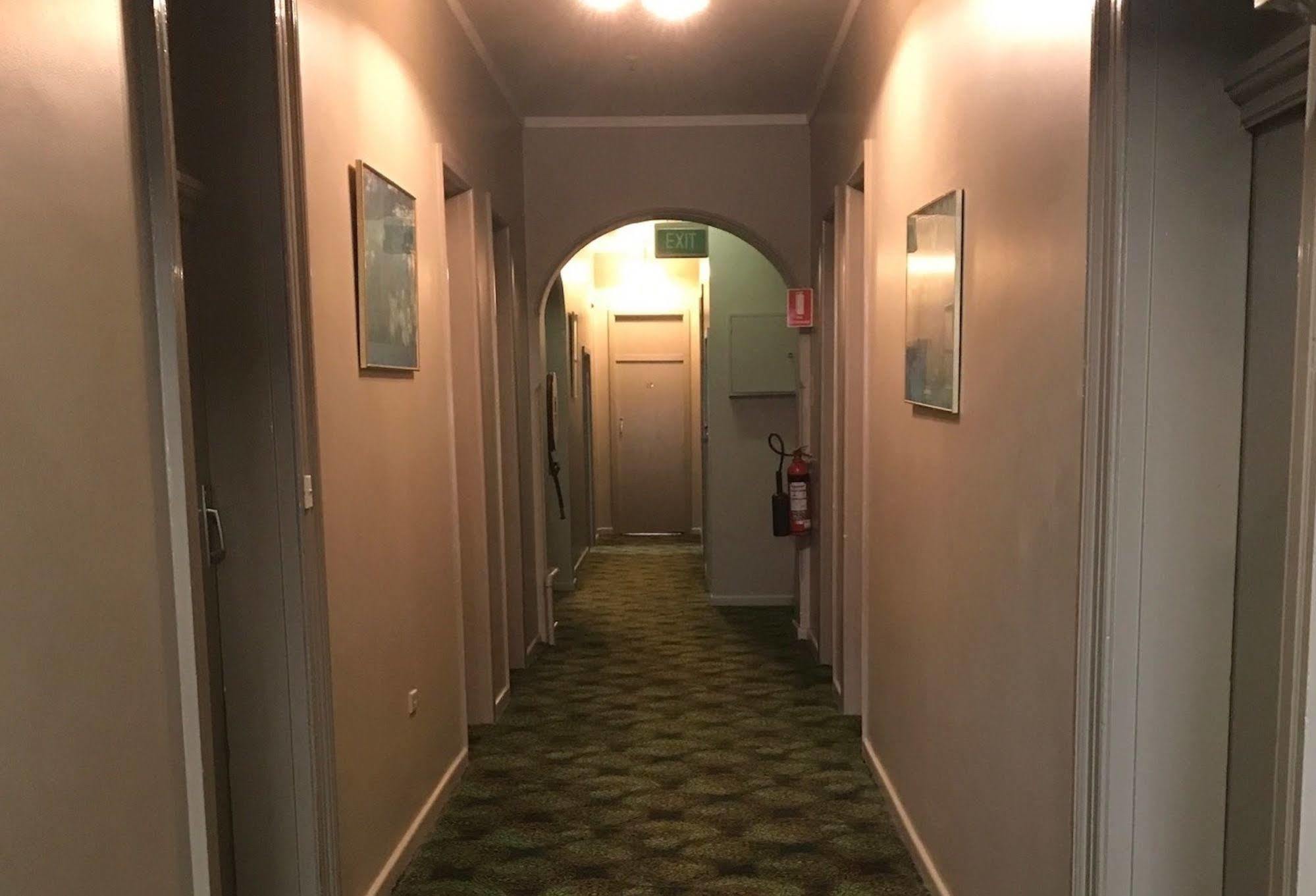 Commercial Hotel Motel Литгоу Екстериор снимка